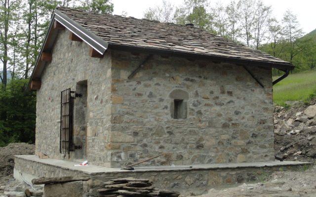 14. Zeri 2013 - Casetta di vacanza in montagna - muratura in sasso ultimata