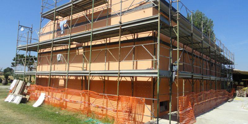 23. Ferrara 2013 Posterremoto Emilia Romagna del maggio 2012 - cerchiatura metallica sulle facciate in corrispondenza delle catene per il rinforzo della struttura